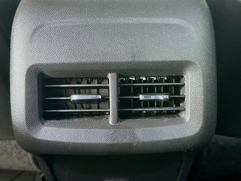 Used 2021 Chevrolet Equinox LT image 28