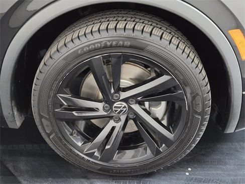 Used 2023 Volkswagen Tiguan SE R-Line image 9
