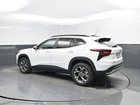 Used 2025 Chevrolet Trax LT FWD image 5
