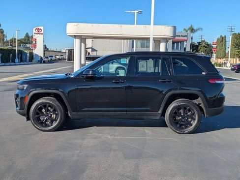 Used 2024 Jeep Grand Cherokee Altitude image 12
