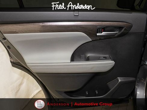 Used 2024 Toyota Highlander Platinum FWD image 12