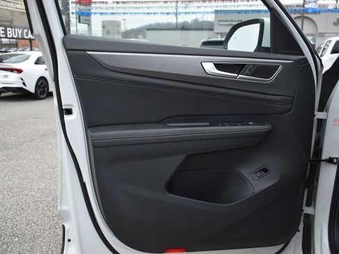 Used 2025 Volkswagen Atlas Cross Sport SE image 10