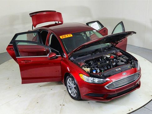 Used 2017 Ford Fusion SE image 24