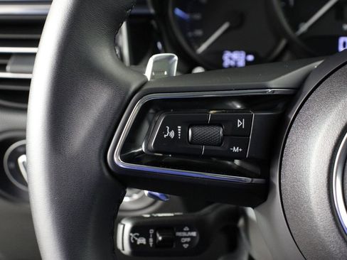 Certified 2025 Porsche Macan image 14