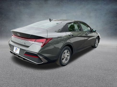 Used 2025 Hyundai Elantra SE image 31