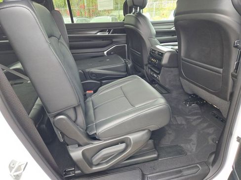 Used 2023 Jeep Wagoneer Series III w/ Preferred Equipment Group image 9