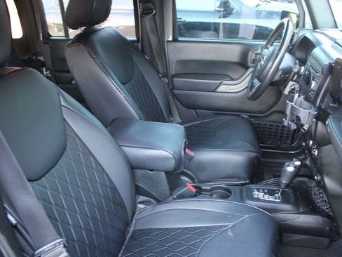 Used 2018 Jeep Wrangler Unlimited Sport S AWD/4WD image 3