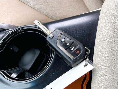 Used 2018 Toyota Camry L image 11