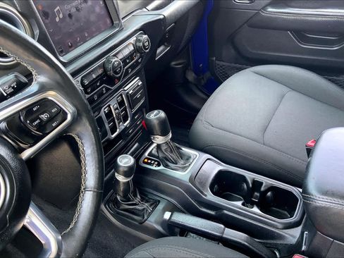 Used 2018 Jeep Wrangler Unlimited Sahara AWD/4WD image 16