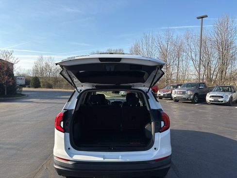 Used 2020 GMC Terrain SLE w/ Driver Convenience Package image 9