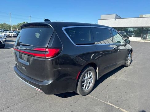 Used 2023 Chrysler Pacifica Touring-L FWD image 11
