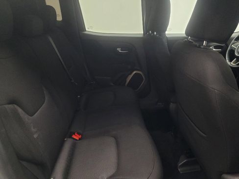 Used 2016 Jeep Renegade Latitude FWD image 19