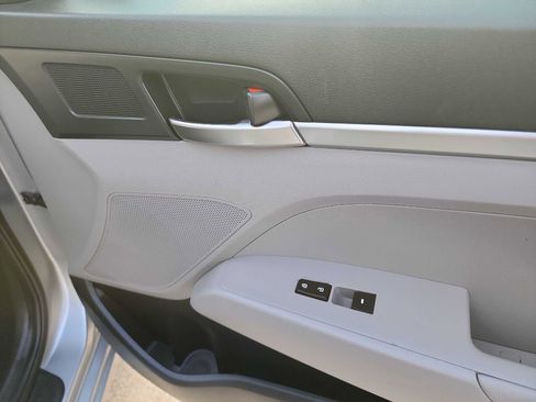 Used 2020 Hyundai Elantra SE image 33