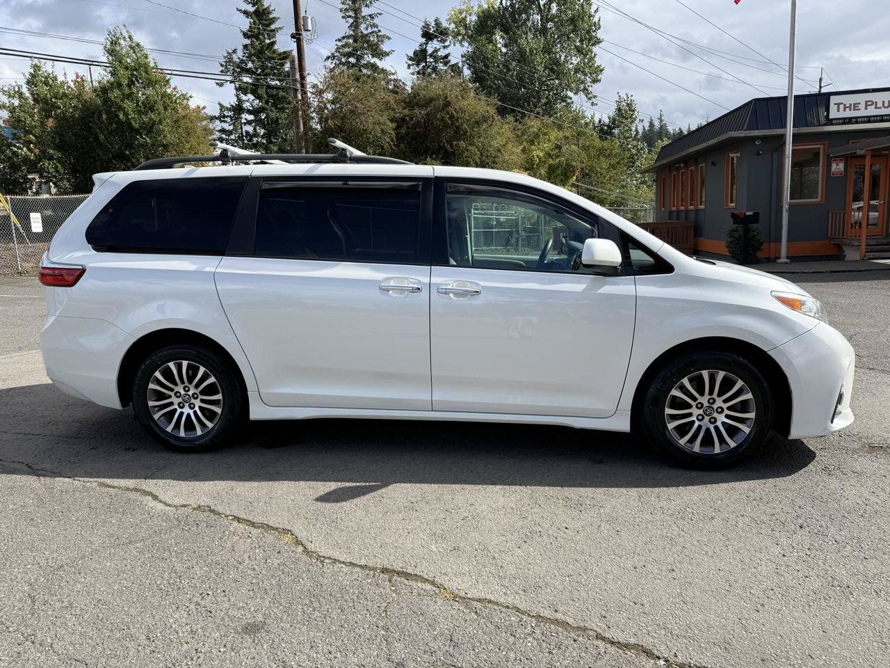Used 2018 Toyota Sienna XLE w/ XLE Navigation Package FWD image 8