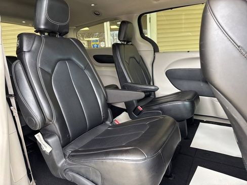 Used 2024 Chrysler Pacifica Touring-L image 5