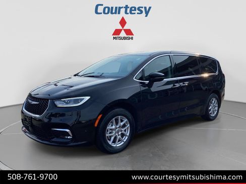 Used 2024 Chrysler Pacifica Touring-L FWD image 1