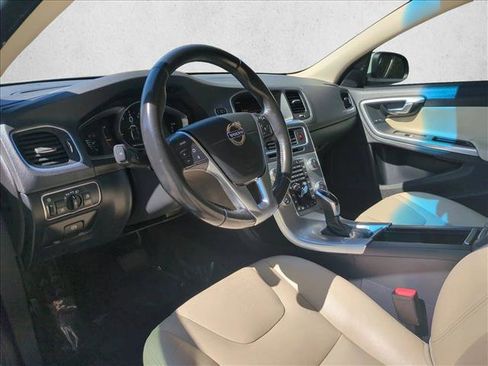 Used 2018 Volvo S60 T5 Inscription image 10