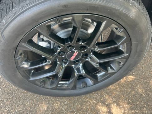 Used 2023 GMC Yukon SLT w/ SLT Premium Package RWD image 14