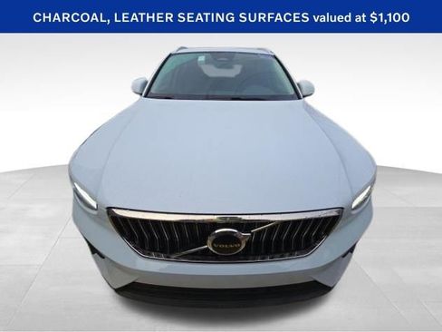 Used 2025 Volvo XC40 B5 Core image 2