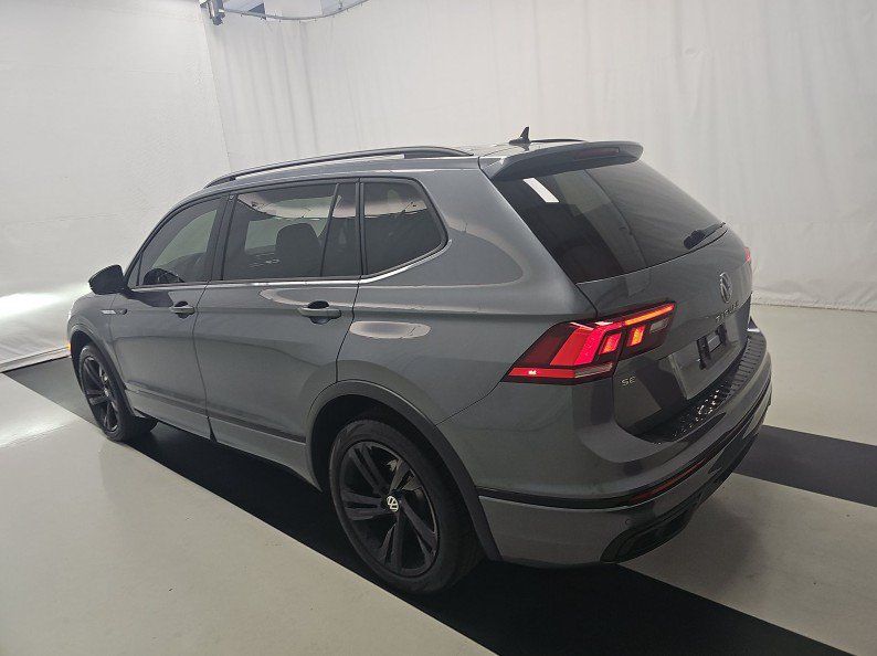 Used 2024 Volkswagen Tiguan SE R-Line AWD/4WD image 4
