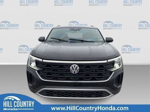 Used 2024 Volkswagen Atlas Cross Sport SE FWD image 9