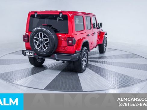 Used 2025 Jeep Wrangler Unlimited Sahara AWD/4WD image 9