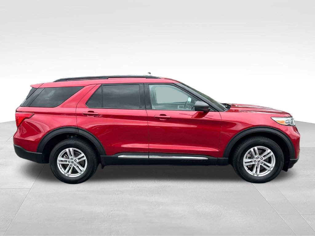 Used 2024 Ford Explorer XLT w/ Equipment Group 202A AWD/4WD image 2