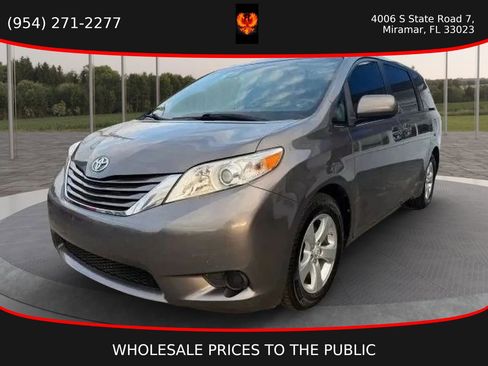 Used 2016 Toyota Sienna LE image 1