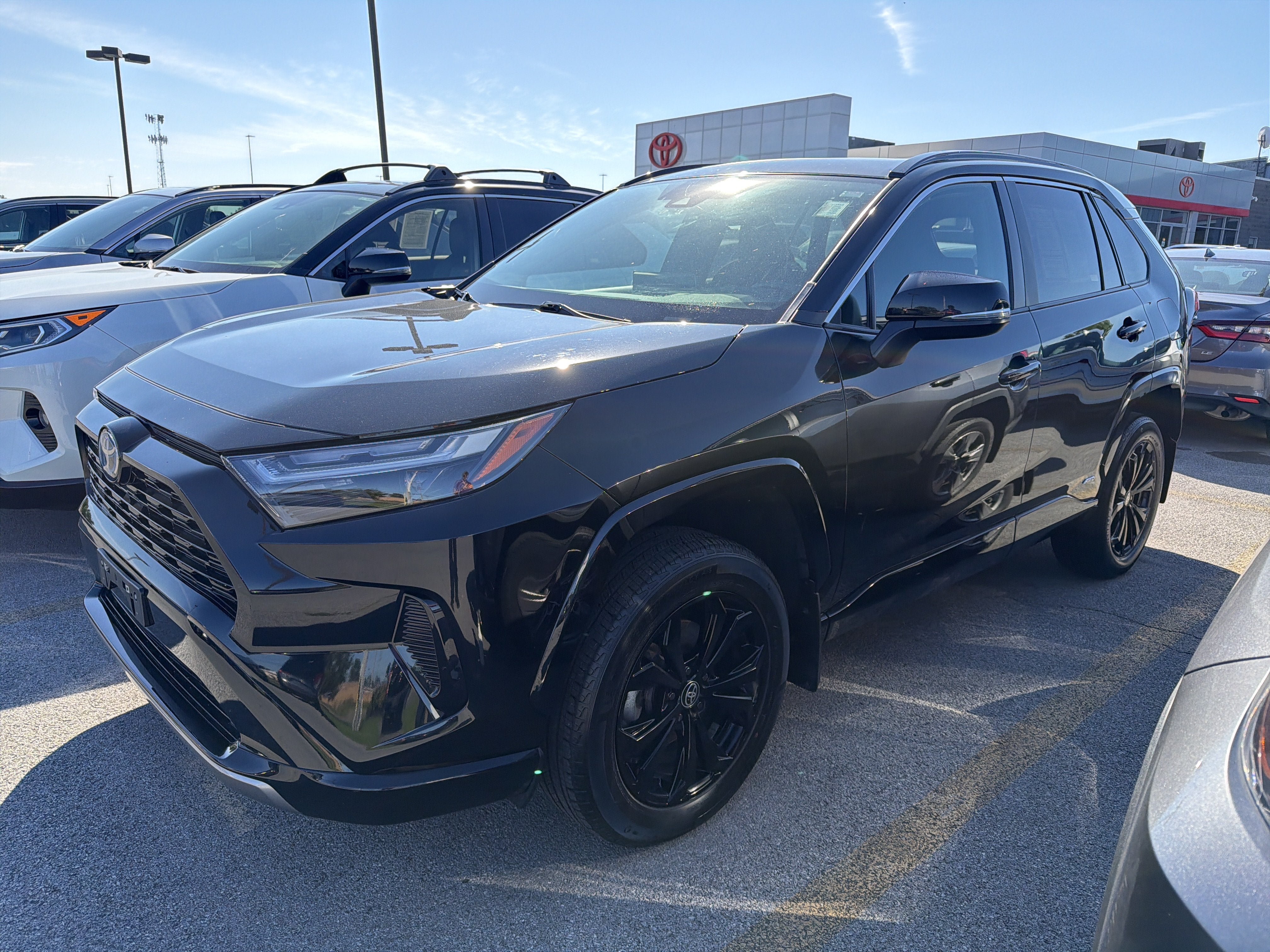Used 2022 Toyota RAV4 SE w/ Convenience Package AWD/4WD image 4