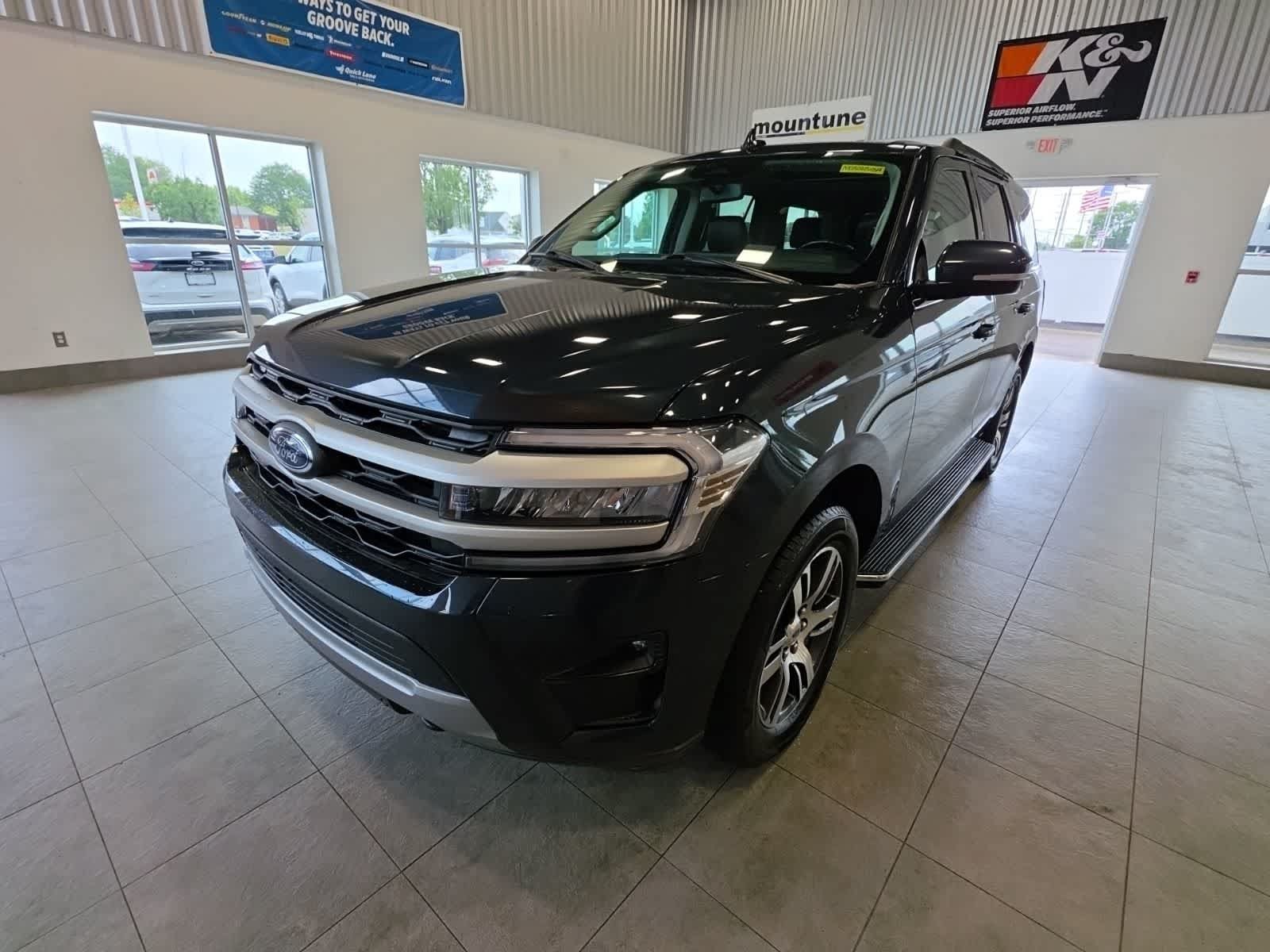 Used 2022 Ford Expedition XLT AWD/4WD image 2