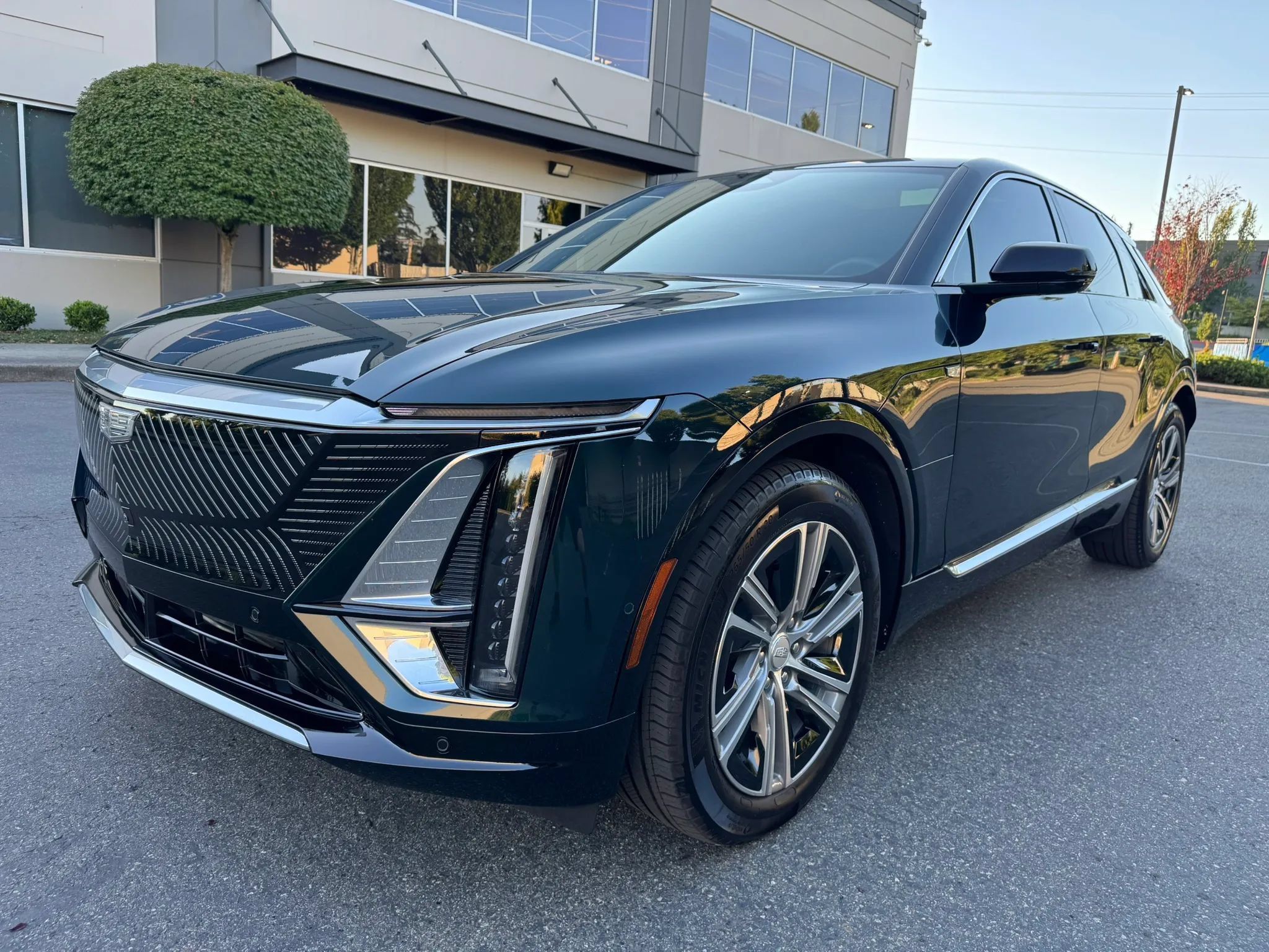 Used 2024 Cadillac Lyriq Luxury AWD/4WD image 4