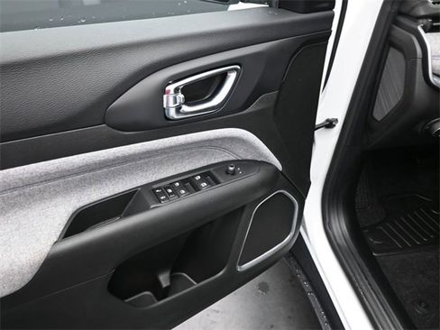 Used 2025 Jeep Compass Sport image 22