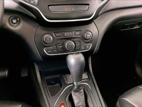 Used 2019 Jeep Cherokee Latitude Plus FWD image 8