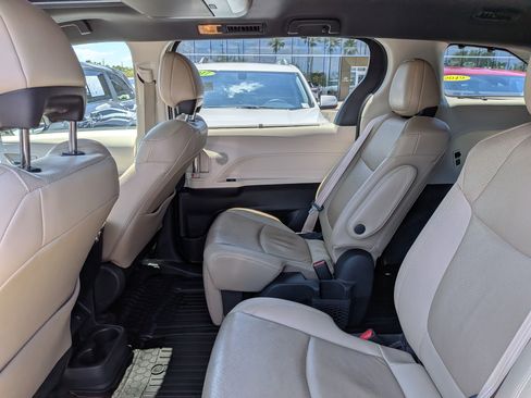 Used 2021 Toyota Sienna Limited FWD image 14