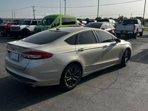 Used 2018 Ford Fusion SE w/ Equipment Group 201A FWD image 3