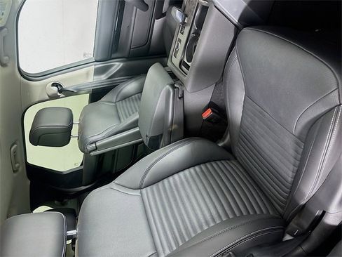 Used 2024 Land Rover Discovery S image 32