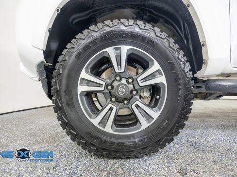 Used 2019 Toyota Tacoma TRD Sport AWD/4WD image 51