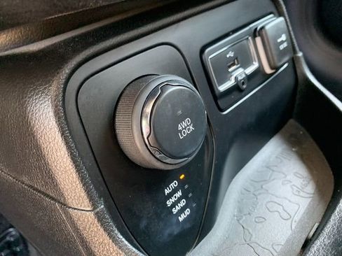 Used 2016 Jeep Renegade Latitude w/ Cold Weather Group AWD/4WD image 23