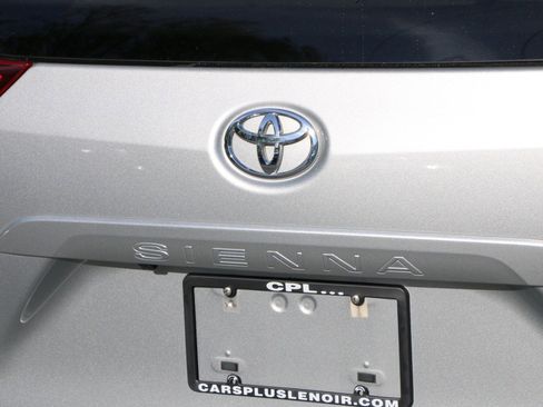 Used 2020 Toyota Sienna XLE w/ XLE Navigation Package FWD image 5