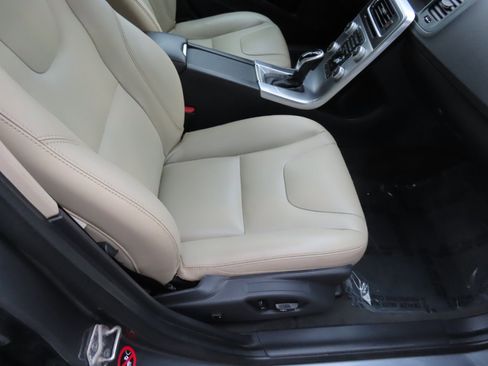 Used 2017 Volvo V60 T5 Cross Country w/ Convenience Package image 17