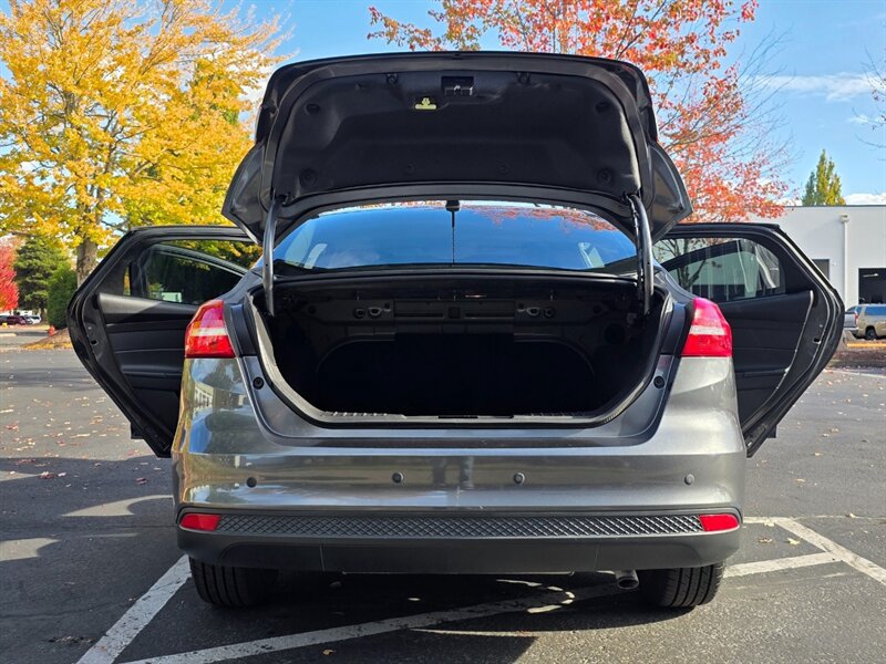 Used 2018 Ford Focus SE w/ Cold Weather Package FWD image 22