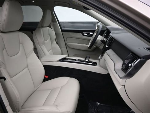 Used 2023 Volvo XC60 B5 Plus image 31