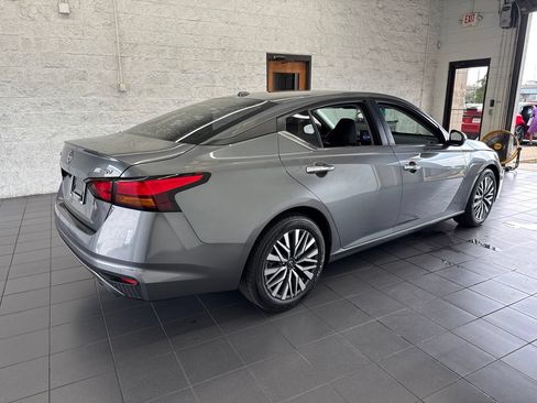 Used 2023 Nissan Altima 2.5 SV w/ SV Premium Package FWD image 8