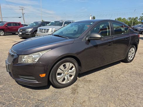 Used 2014 Chevrolet Cruze LS FWD image 2