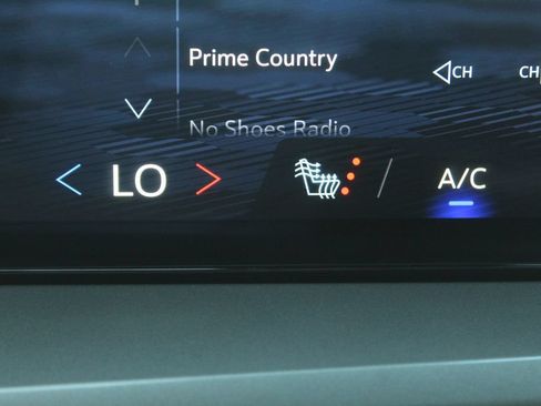 Used 2025 Chevrolet Traverse LT w/ Driver Confidence Package FWD image 14