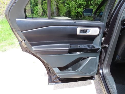 Used 2023 Ford Explorer Platinum w/ Technology Package AWD/4WD image 35