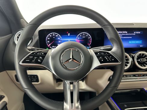 Used 2025 Mercedes-Benz GLA 250 4MATIC image 14