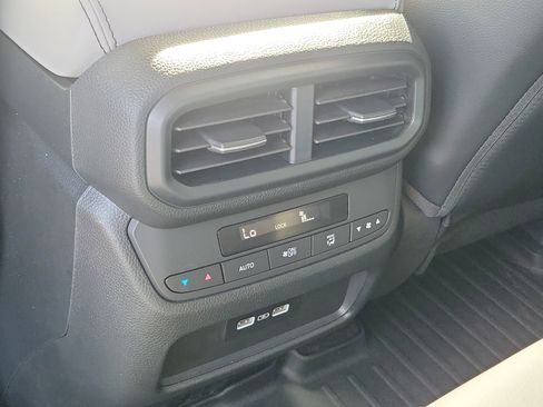 Used 2023 Honda Pilot Touring image 17