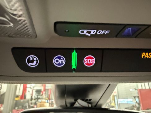 Used 2023 GMC Acadia SLT w/ Technology Package image 37