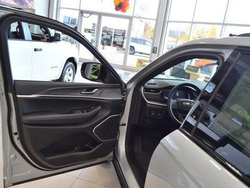 New 2025 Jeep Grand Cherokee Limited w/ Black Appearance Package image 12